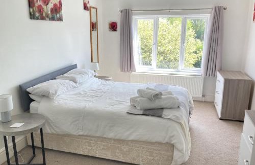 Newark Casa | Large 4 bed detached house with parking