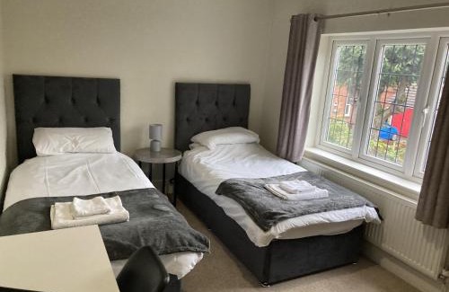 Newark Casa | Large 4 bed detached house with parking