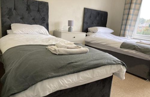 Newark Casa | Large 4 bed detached house with parking