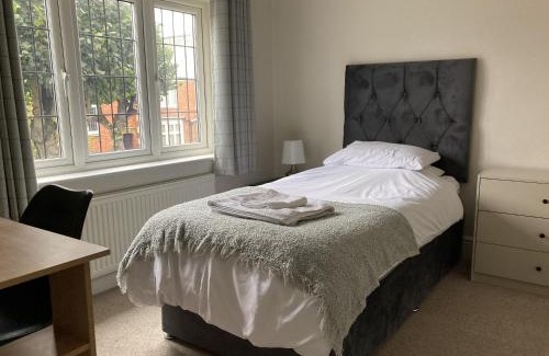 Newark Casa | Large 4 bed detached house with parking