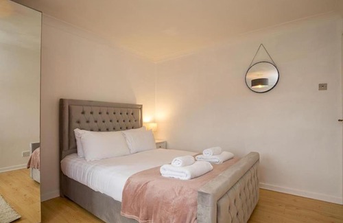 Old Windsor Casa | Large 4 Bed House near River Thames