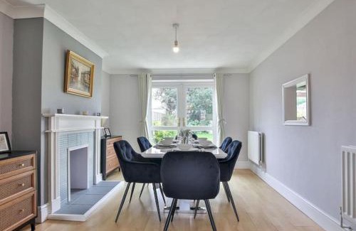 Old Windsor Casa | Large 4 Bed House near River Thames