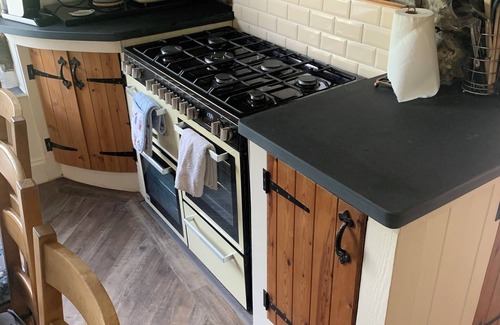 Pembroke Cabaña | Large 4-bedroom dog-friendly cottage with hot-tub and stunning views out to sea