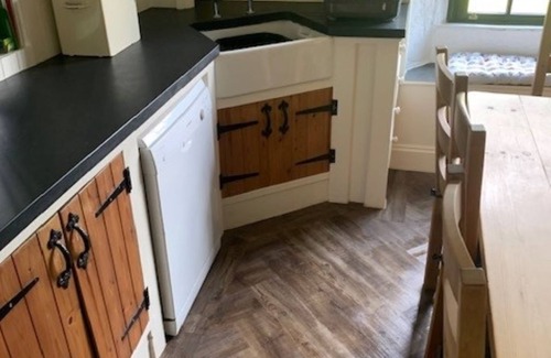 Pembroke Cabaña | Large 4-bedroom dog-friendly cottage with hot-tub and stunning views out to sea