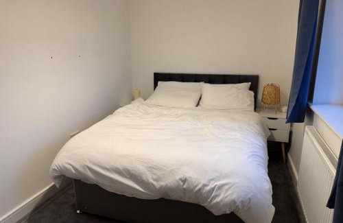 Dinas Powys Apartamento | Large 4 Bedroom House - 15 Mins to Cardiff Central