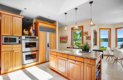 Kingston Casa | Large 6,600 sq. ft. home with swim spa, tanning bed, jacuzzi, red light & kayaks