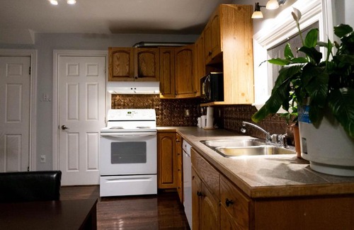 Argyle Casa | Large bedroom near Downtown London, Fanshawe College