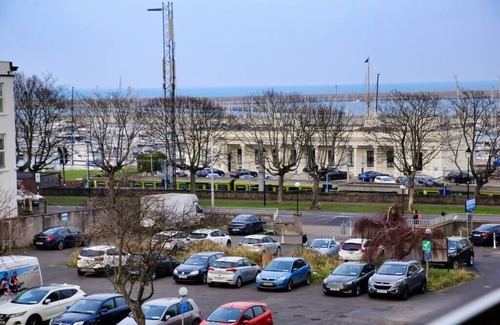 Dun Laoghaire Apartamento | Large Bright Apartment by Dun Laoghaire Harbour