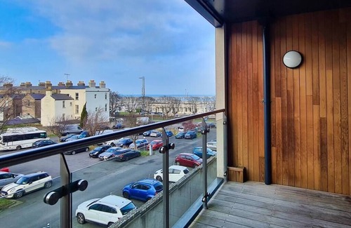 Dun Laoghaire Apartamento | Large Bright Apartment by Dun Laoghaire Harbour