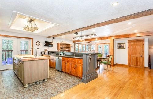 Elora Cabaña | Large cottage with Water front, Heated Pool, sauna, 4 family rooms