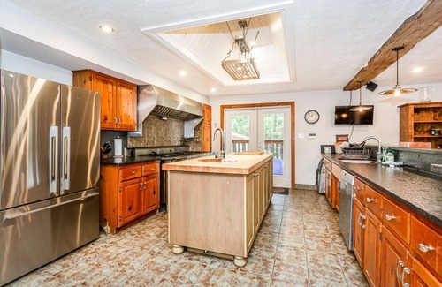 Elora Cabaña | Large cottage with Water front, Heated Pool, sauna, 4 family rooms