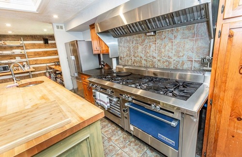 Elora Cabaña | Large cottage with Water front, Heated Pool, sauna, 4 family rooms