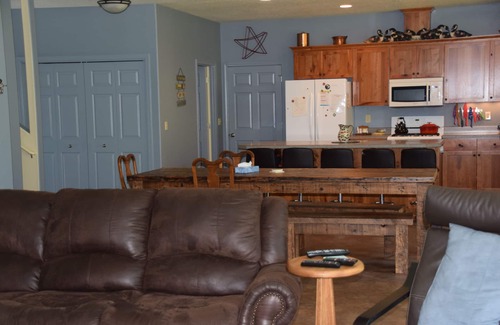 Mill City Casa | ¡Casa grande para familias en el río Santiam con puerta Hobbit!