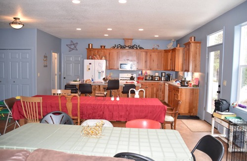 Mill City Casa | ¡Casa grande para familias en el río Santiam con puerta Hobbit!