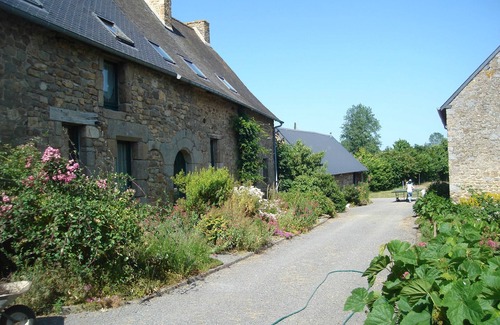 Saint-Germain-en-Cogles Cabaña | Casa rural grande para 12 personas, Fougères, Mont St Michel, tranquila en el campo de Bretaña.