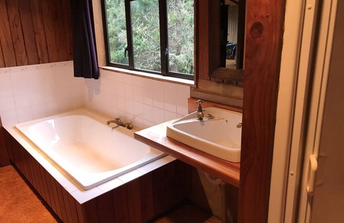 Kaitaia Otro | Large, genuine, Log House. 857 Church Rd. Kaitaia