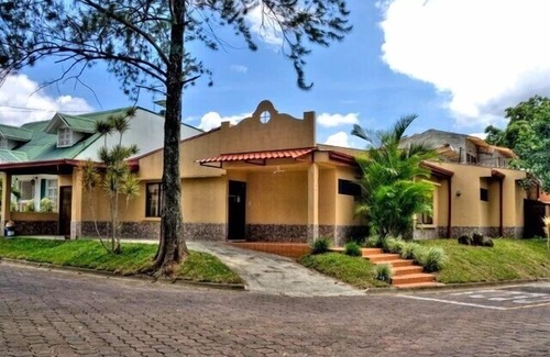 Ciudad Cariari Casa | Descuento especial de San Valentín !Casa grande 4br, más segura/mejor ubicación para viajes