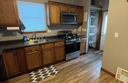 Cedar Rapids - Iowa City Casa | Large, inviting home near Amphitheater and Downtown