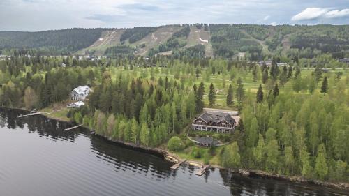 Tahkovuori Villa | Large lakeside cabin in Tahko, No added fees