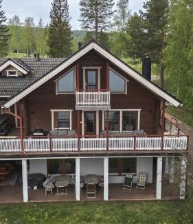 Tahkovuori Villa | Large lakeside cabin in Tahko, No added fees