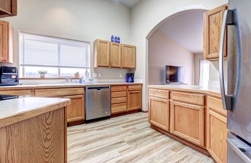 Tri-Cities Casa | Large Living Space, Private Garage & Yard #2121