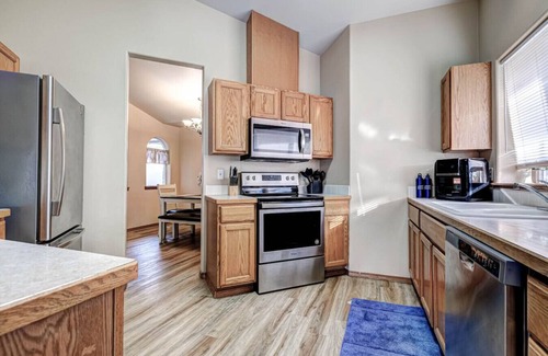 Tri-Cities Casa | Large Living Space, Private Garage & Yard #2121