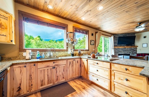 Wilmington Casa | Whiteface Mountain Chalet: Lujo, Jacuzzi, Se admiten perros, 1. 4 millas de Whiteface, Vistas a la montaña, capacidad para 16 personas, sauna y chimenea