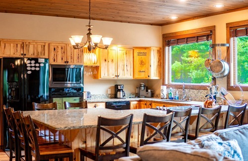 Wilmington Casa | Whiteface Mountain Chalet: Lujo, Jacuzzi, Se admiten perros, 1. 4 millas de Whiteface, Vistas a la montaña, capacidad para 16 personas, sauna y chimenea