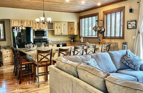 Wilmington Casa | Whiteface Mountain Chalet: Lujo, Jacuzzi, Se admiten perros, 1. 4 millas de Whiteface, Vistas a la montaña, capacidad para 16 personas, sauna y chimenea