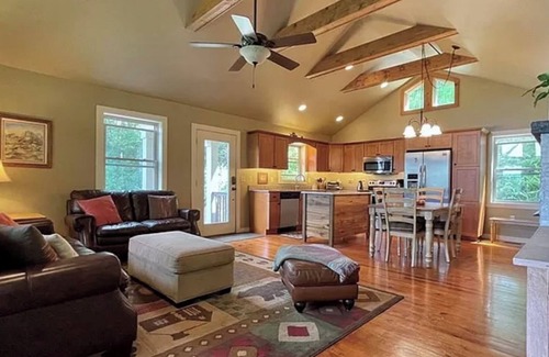 Boone Cabaña | LAST MINUTE OPENING. UPDATED CABIN WITH AMAZING MTN VIEWS AND HOT TUB NEAR BR