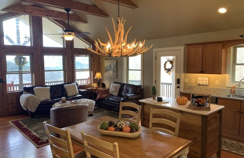 Boone Cabaña | LAST MINUTE OPENING. UPDATED CABIN WITH AMAZING MTN VIEWS AND HOT TUB NEAR BR