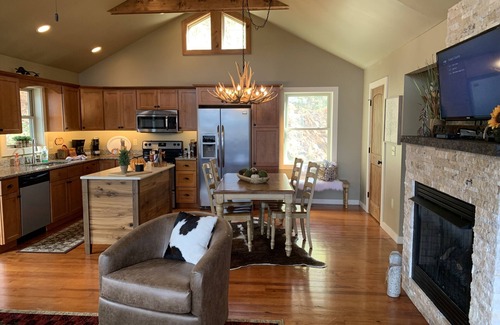 Boone Cabaña | LAST MINUTE OPENING. UPDATED CABIN WITH AMAZING MTN VIEWS AND HOT TUB NEAR BR