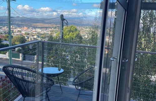 West Launceston Casa | Launceston Views Townhouse # 1