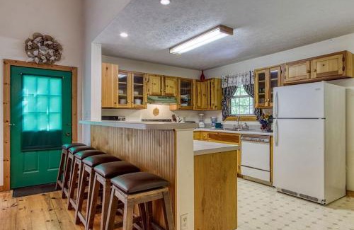 Wears Valley Casa | Laurel Cottage, 560 FREE tickets each paid day, Hot Tub, Pool Table!