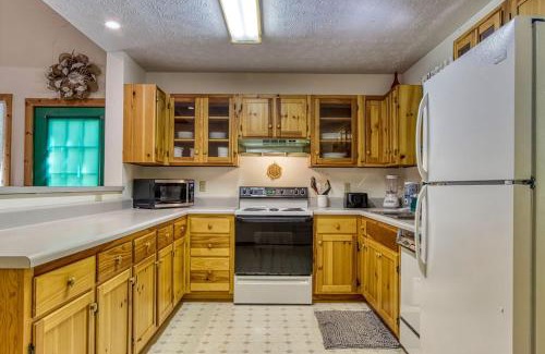 Wears Valley Casa | Laurel Cottage, 560 FREE tickets each paid day, Hot Tub, Pool Table!