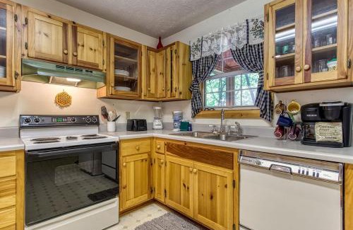 Wears Valley Casa | Laurel Cottage, 560 FREE tickets each paid day, Hot Tub, Pool Table!
