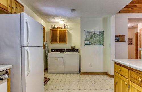 Wears Valley Casa | Laurel Cottage, 560 FREE tickets each paid day, Hot Tub, Pool Table!