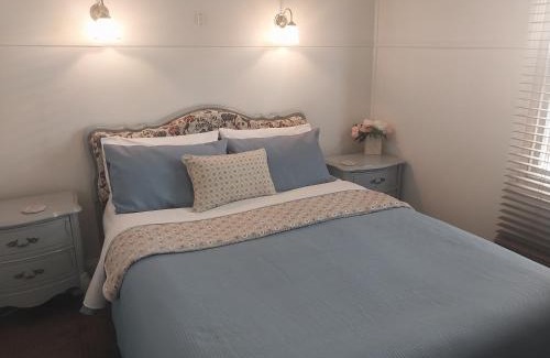 Black Hill Casa | Lavender Cottage - Cute, Cosy & Pet Friendly