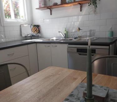 Black Hill Casa | Lavender Cottage - Cute, Cosy & Pet Friendly