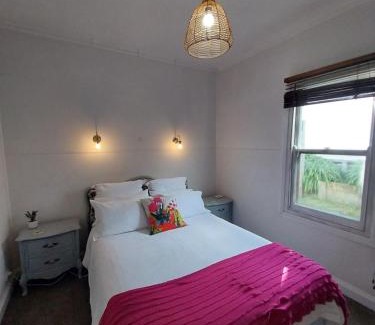 Black Hill Casa | Lavender Cottage - Cute, Cosy & Pet Friendly