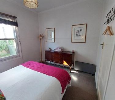 Black Hill Casa | Lavender Cottage - Cute, Cosy & Pet Friendly