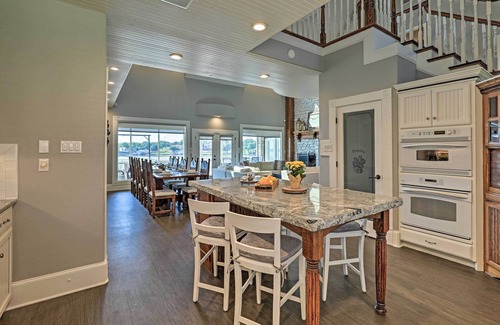 Granbury Casa | Lavish Lake House, Near Vineyards + Marinas!