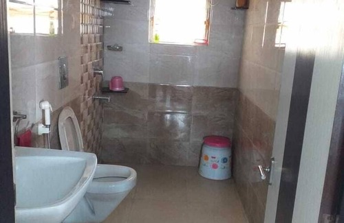 Kolkata Apartamento | Espléndido y elegante, amueblado Apartamento A. C en el 7 ° piso con vistas frontales al cielo.