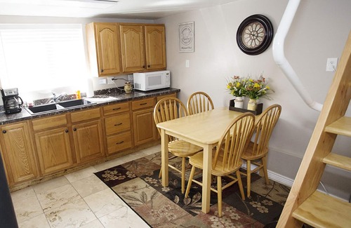 Manti Otro | Layton's Loft Bed and Breakfast