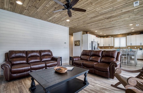 Kodak Cabina | Lazy River Cabin, Hot Tub, $685 in FREE Attraction tickets each paid day!