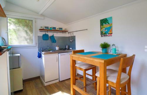 Gemenos Cama Y Desayuno | Le Mas de Bertagne studio kitchenette terrasse piscine