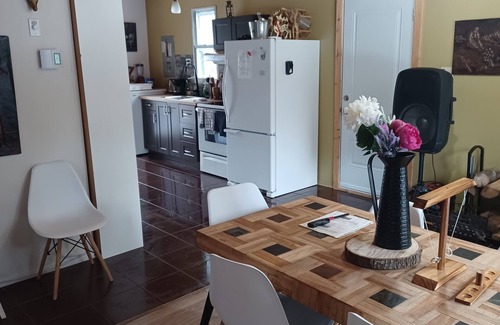 Papineau Regional County Municipality Casa | Le petit cottage du grand boisé - with wood-fired outdoor spa.