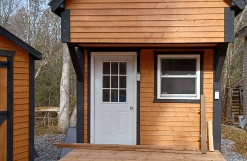 Papineau Regional County Municipality Casa | Le petit cottage du grand boisé - with wood-fired outdoor spa.