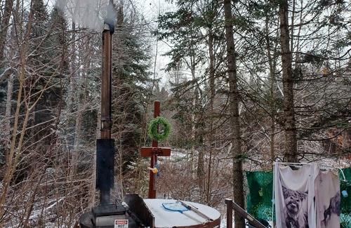 Papineau Regional County Municipality Casa | Le petit cottage du grand boisé - with wood-fired outdoor spa.