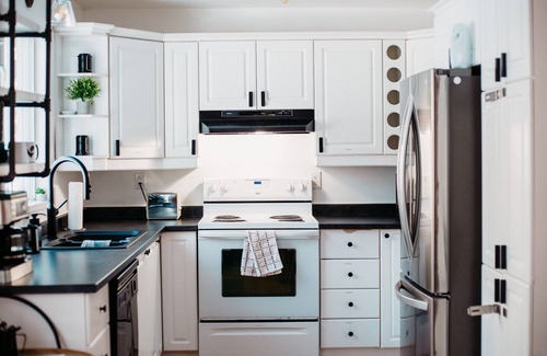 Labelle Chalet De Esquí | Le Petit Renard - Waterfront Retreat with Hot Tub, 45 min to Mont-Tremblant!